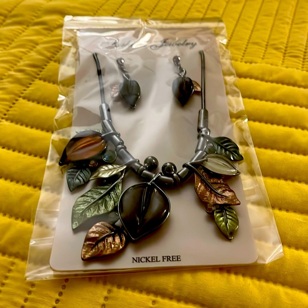 Nickle free leaf necklace NEW
